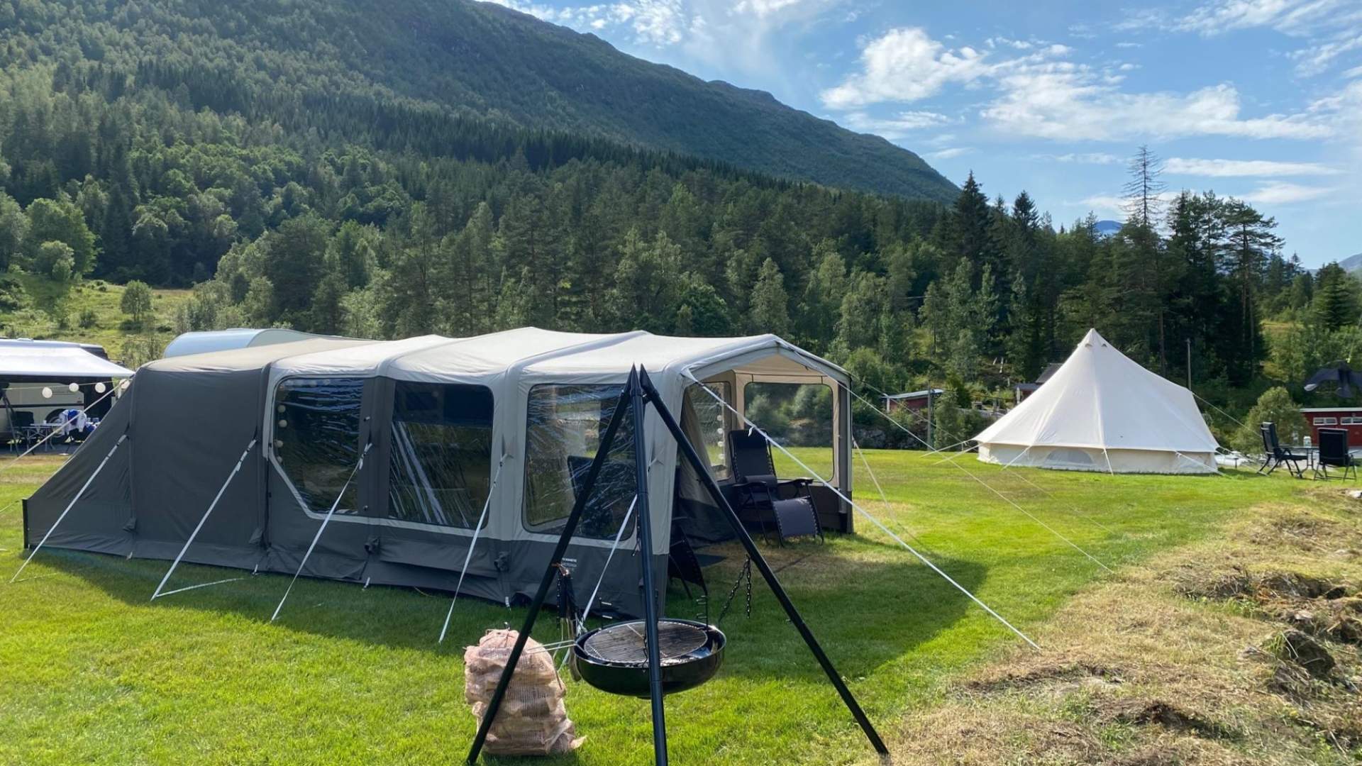 Teltplasser og hygge ved bålpanne.