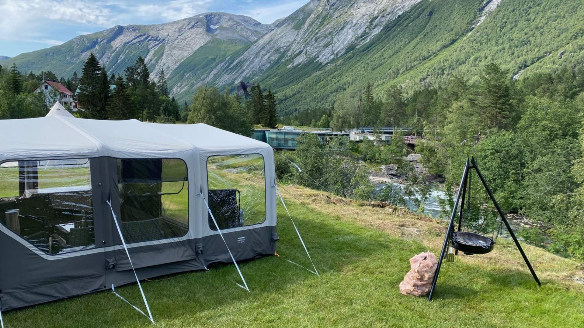Teltplass med utsikt mot elva.