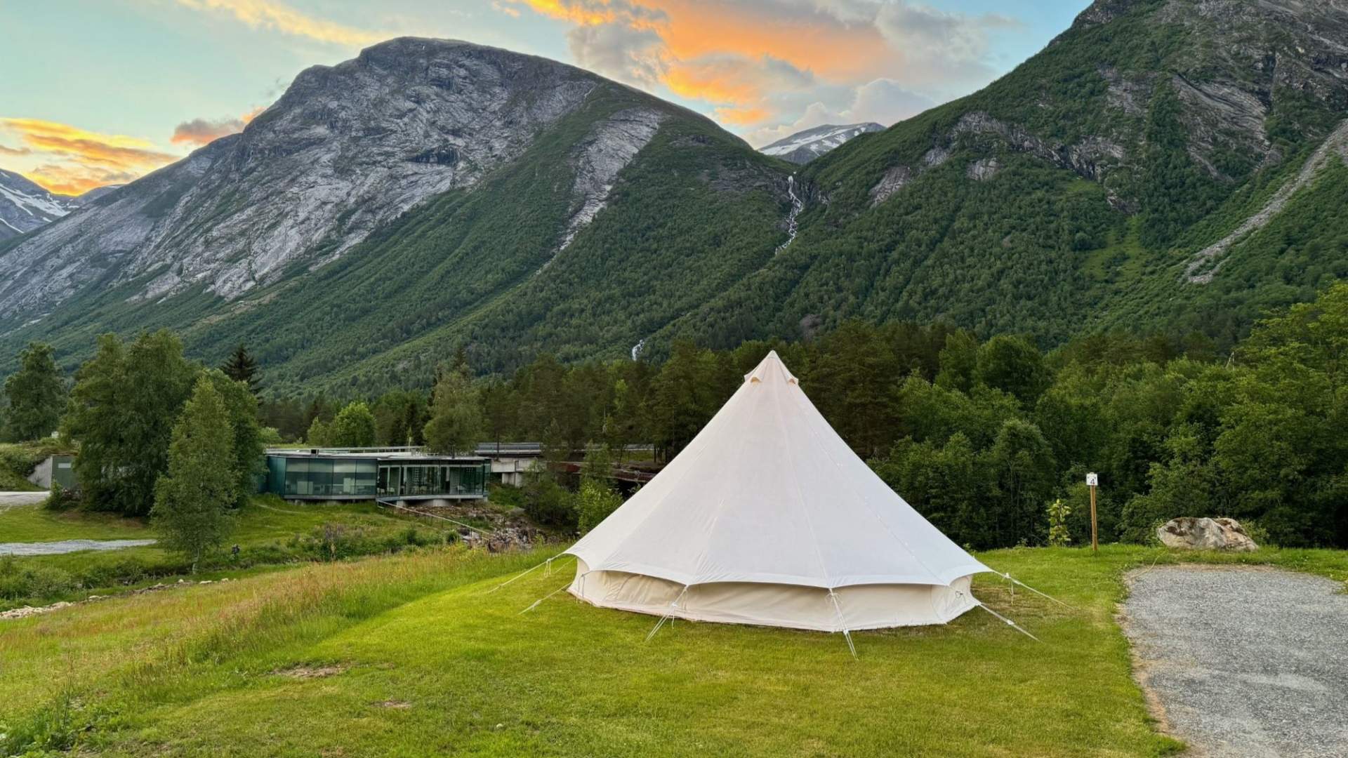 Glampingteltet ligger fint til på campingplassen.