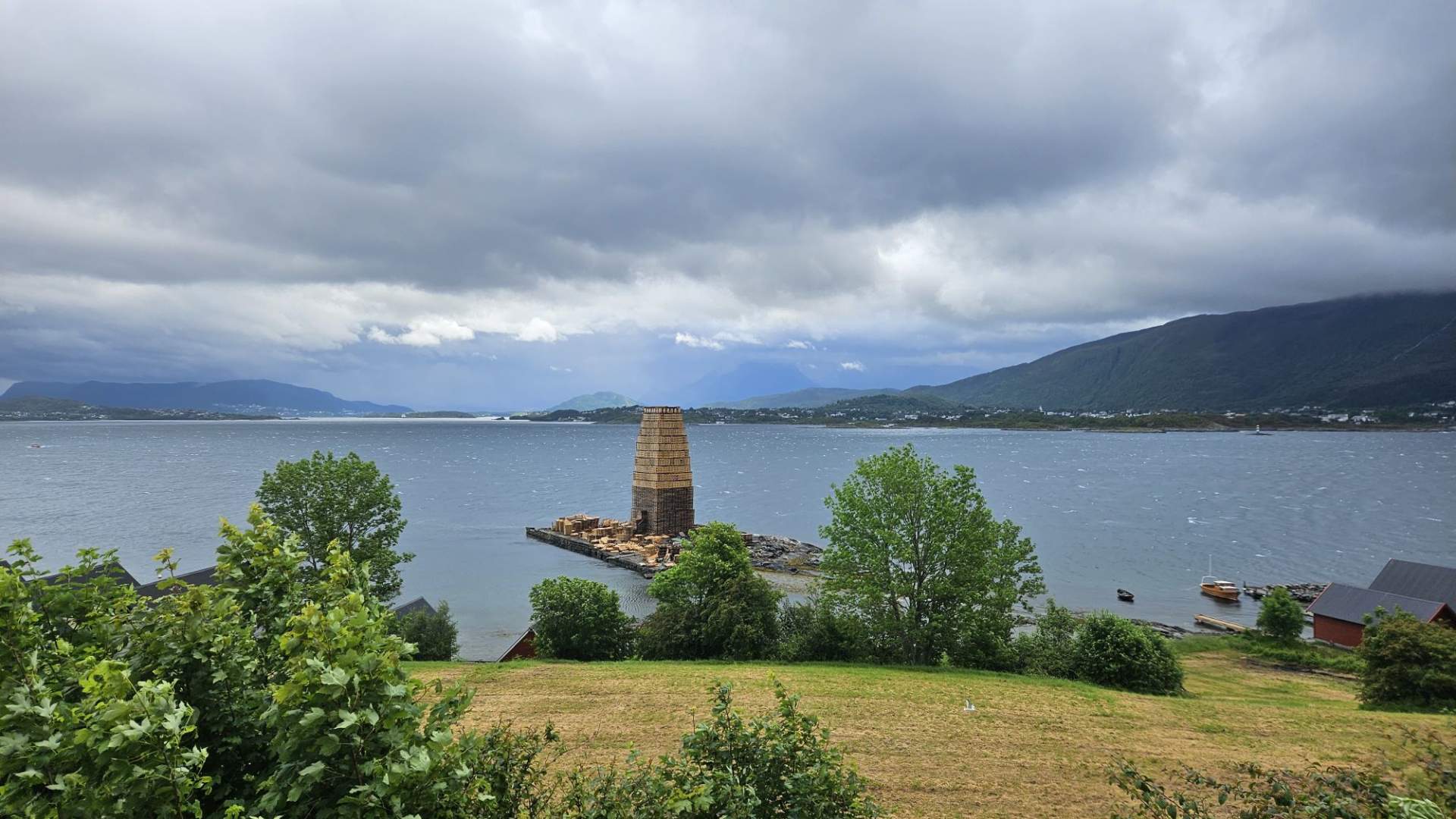Slinningsbålet under bygging
