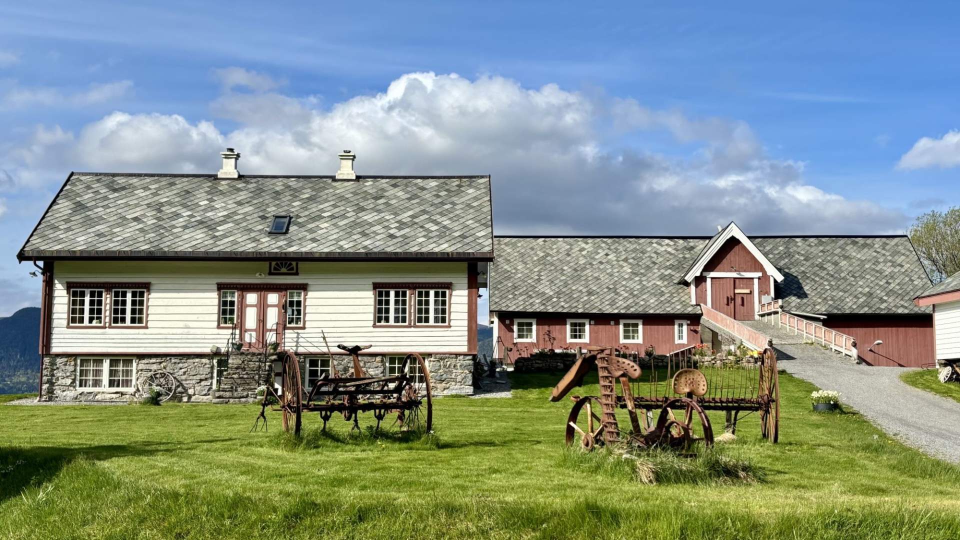 Se eldre gårdsutstyr utstilt på gården