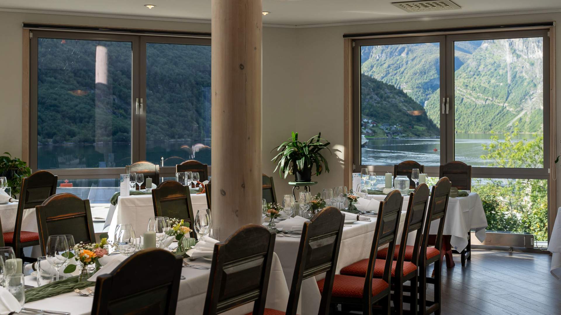 Oppsett for feiring på Restaurant Skageflå med utsikt over Geirangerfjorden