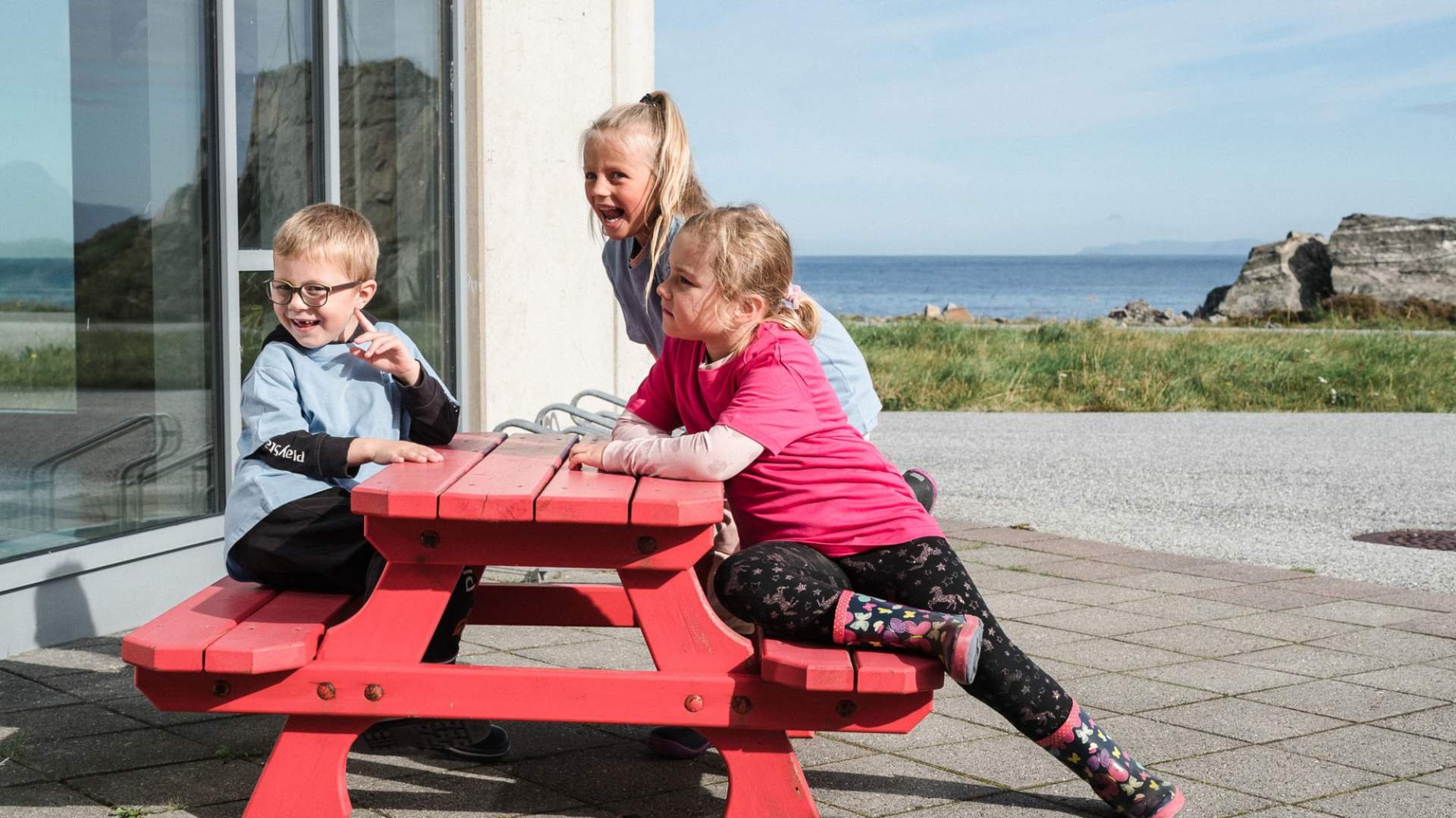 Barna kan kose seg og sitte ute.