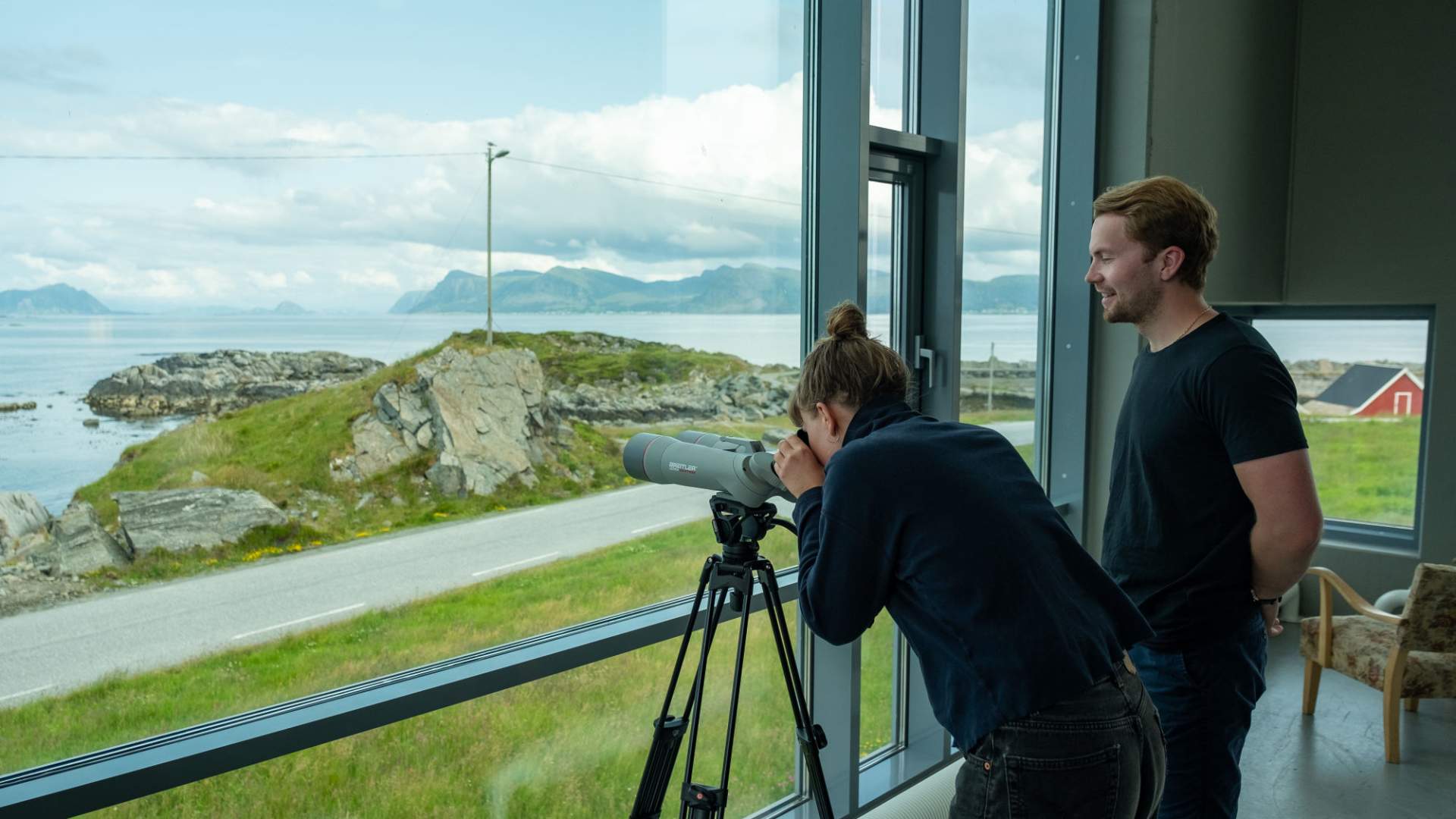 Her kan du sjå i kikerten på Runde Miljøsenter.