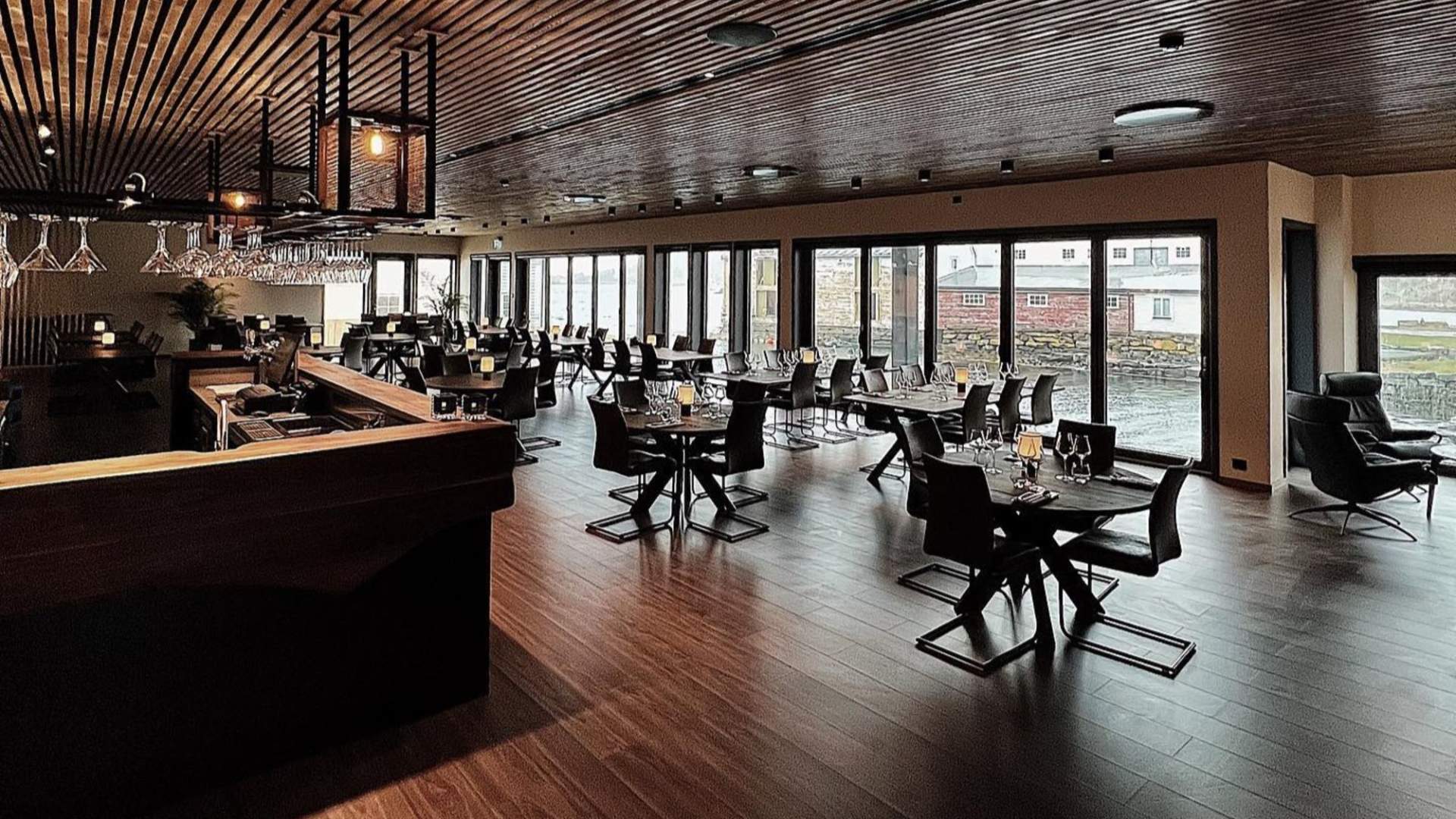 Koslig restaurant og spiseområde hos Rosenlund Hamn.