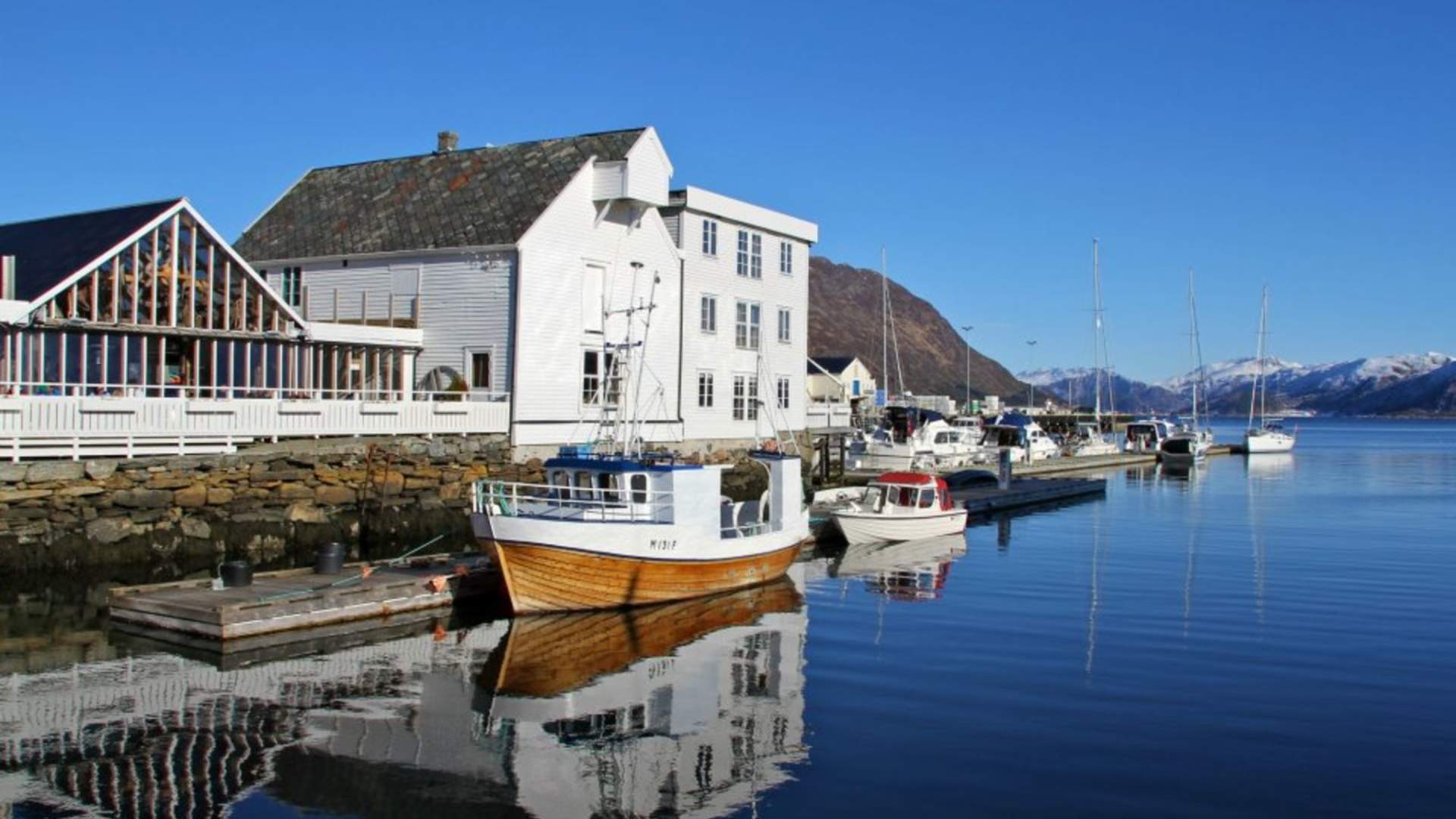 Rosenlund idyllisk ved sjøkanten og brygga.