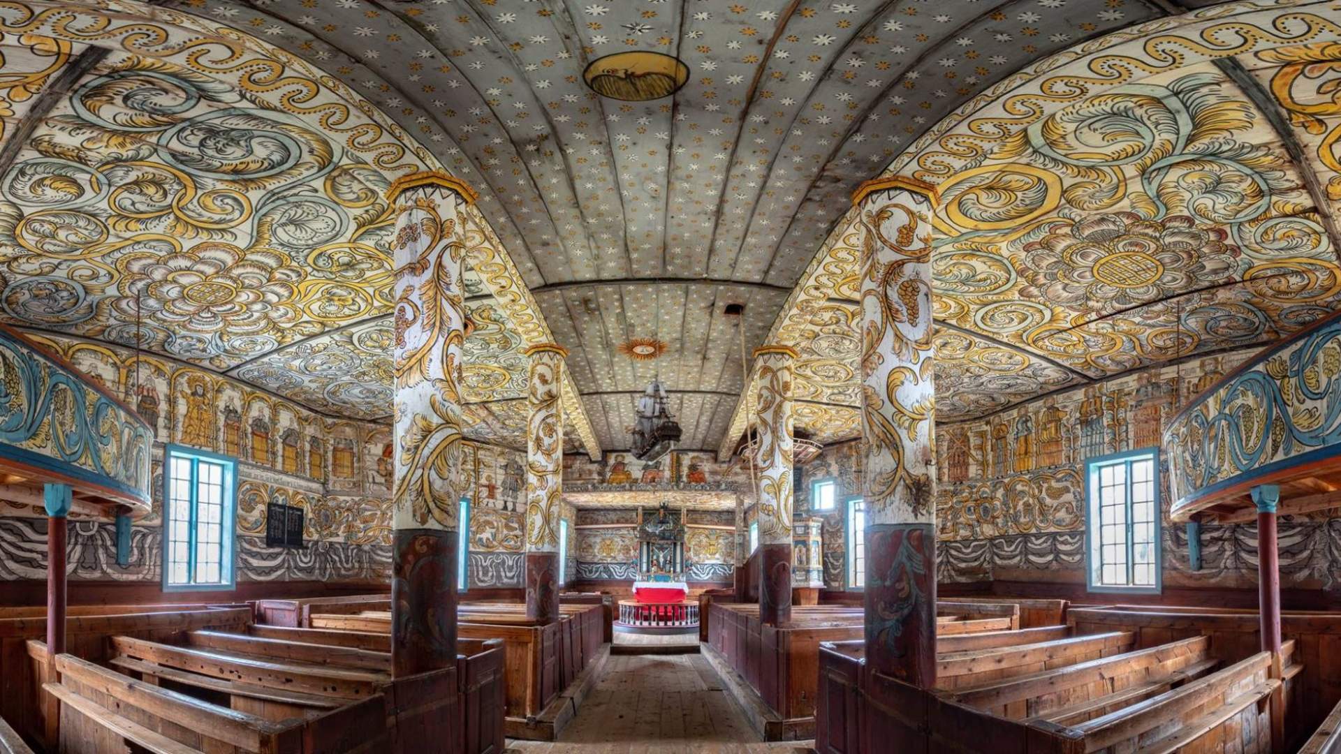 Spektakulære måleri inne i kyrkja.