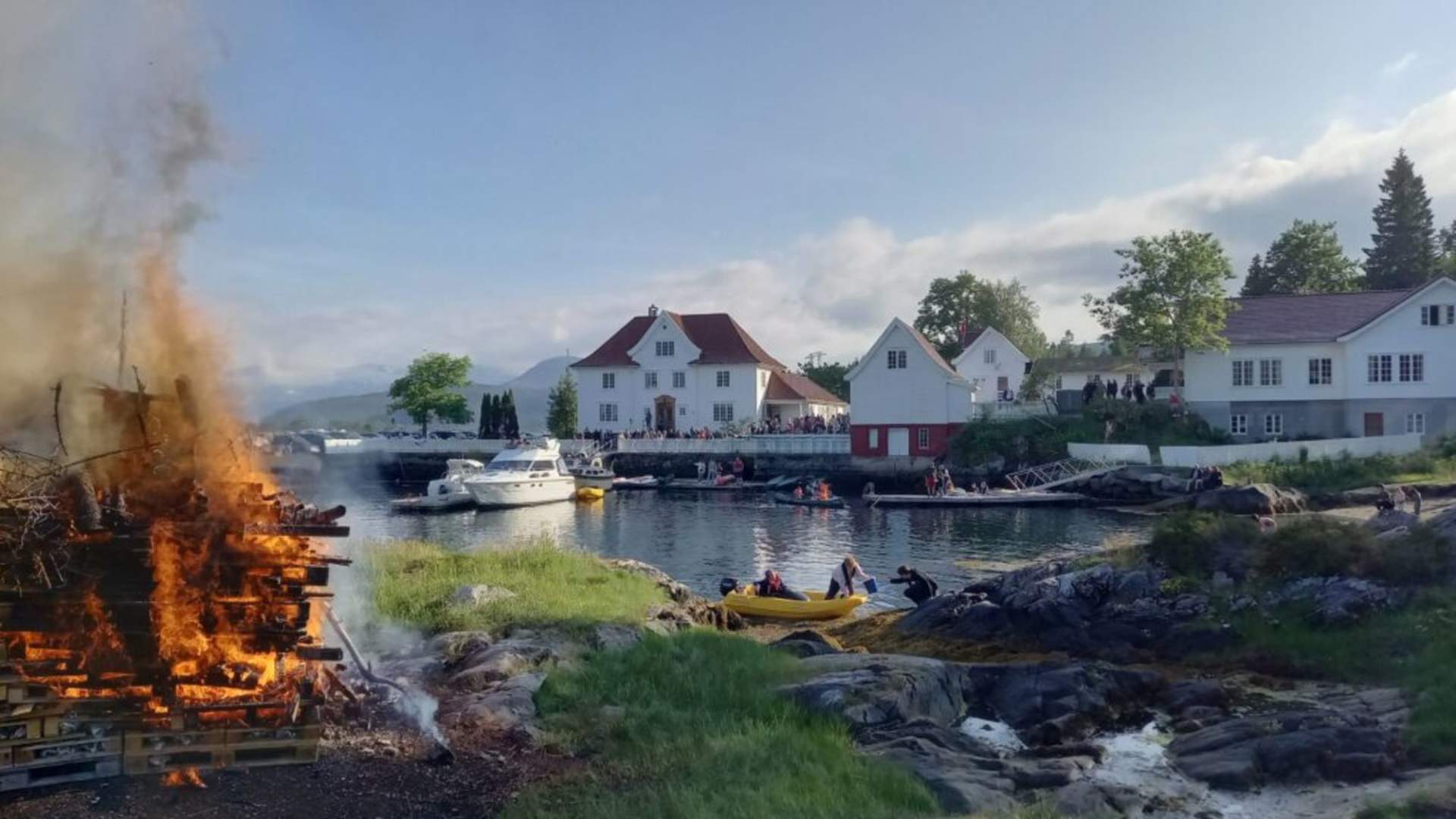 Kjeldsund ligg idyllisk til blant holmer og skjær.