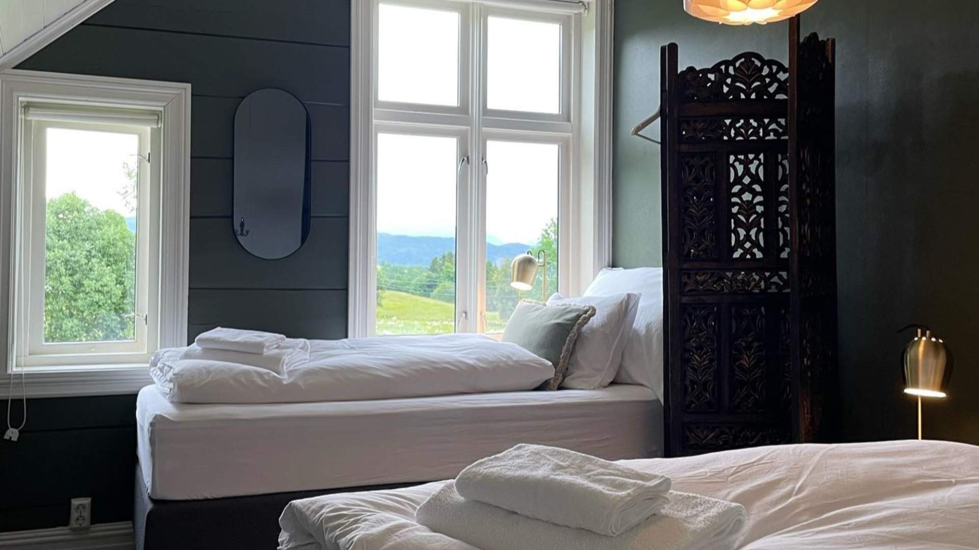 Soverom med utsikt og store gode senger.