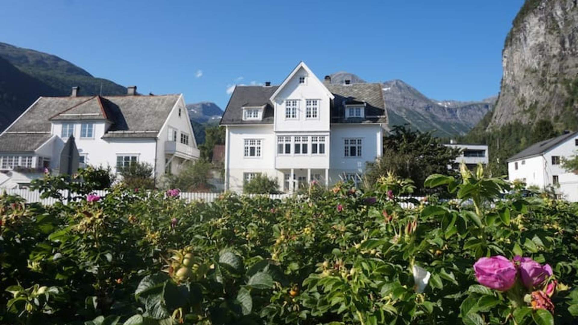 Idyllisk beliggenhet i Valldal sentrum, nært fjorden og fjella.