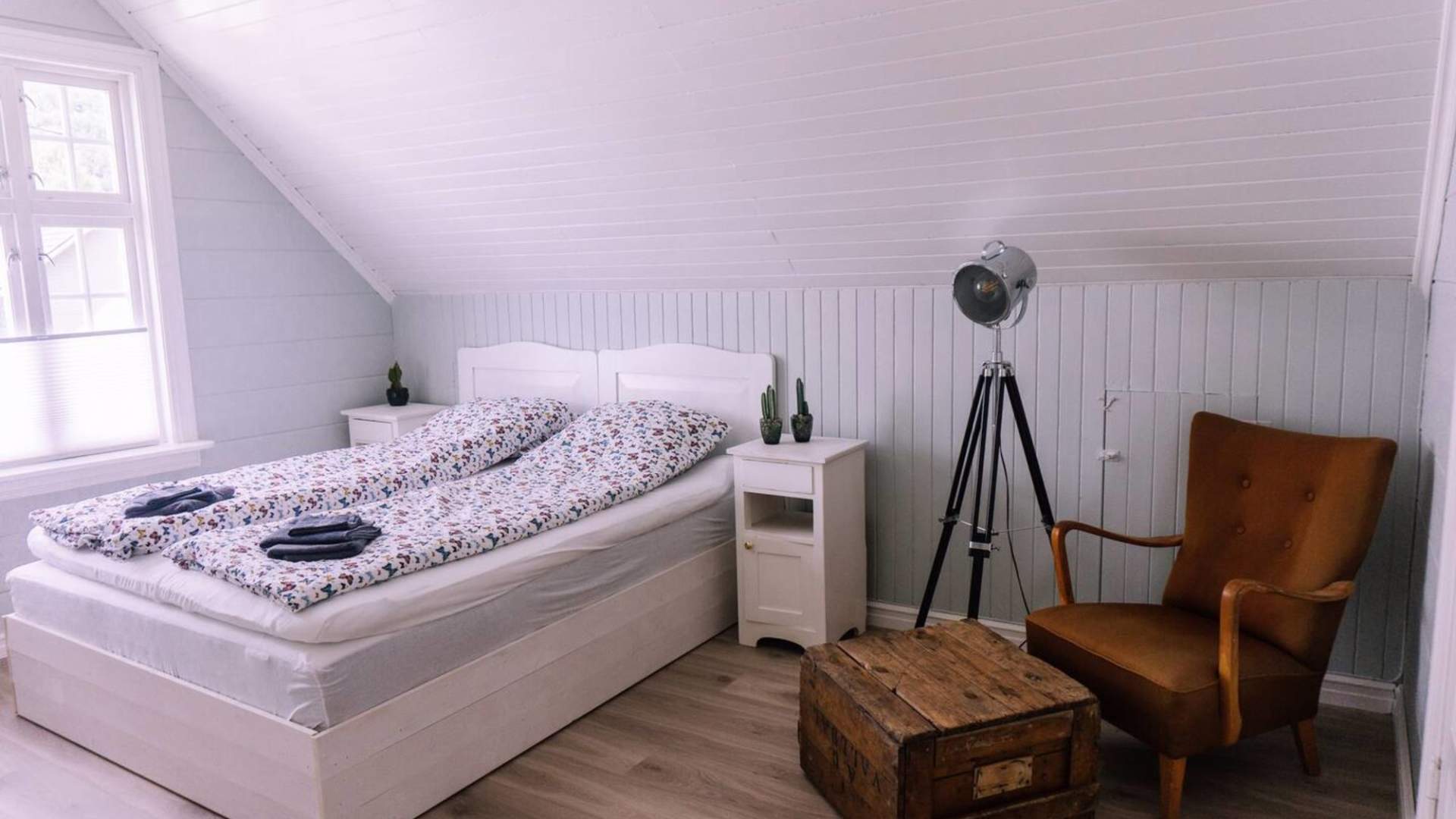 Lyst og lett soverom med utsikt.