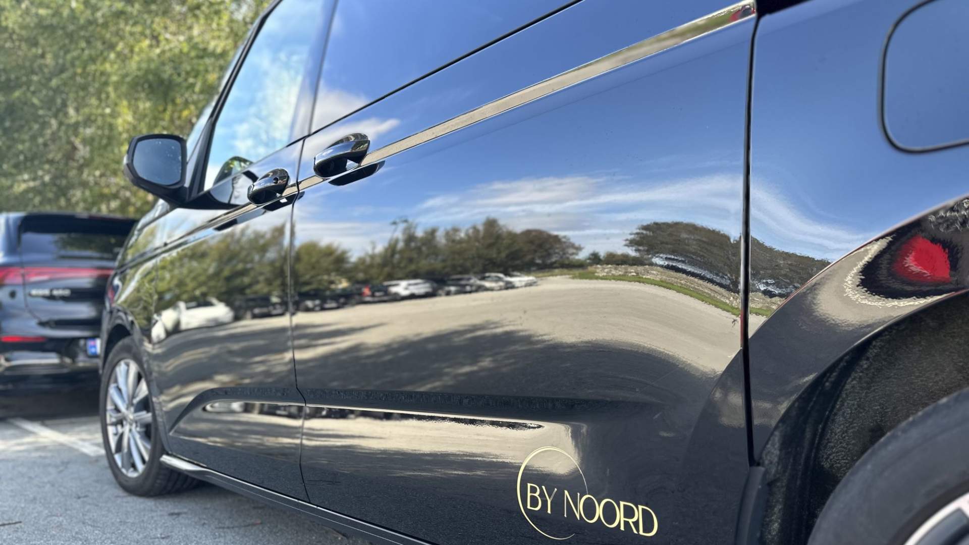 Gjester og biler fra By Noord