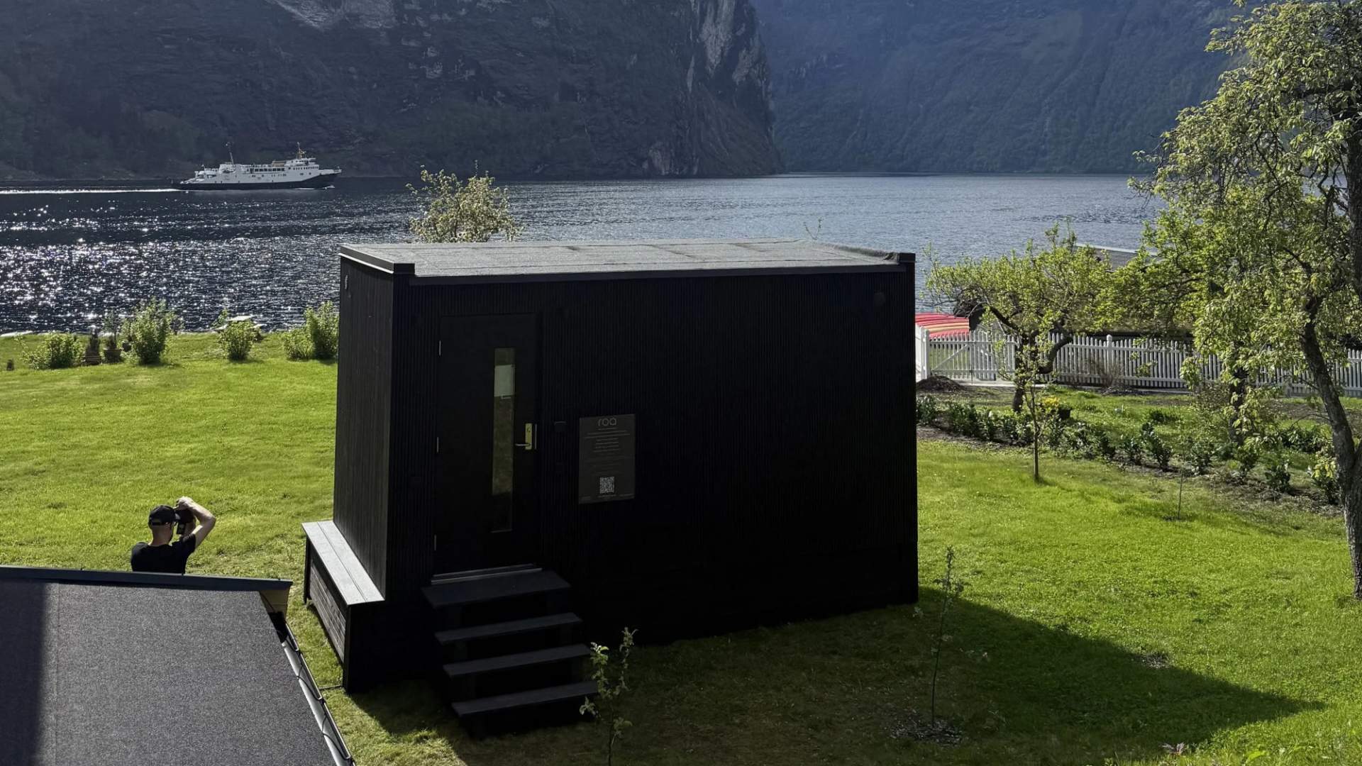 Badstu ved vannkanten i Geirangerfjorden.