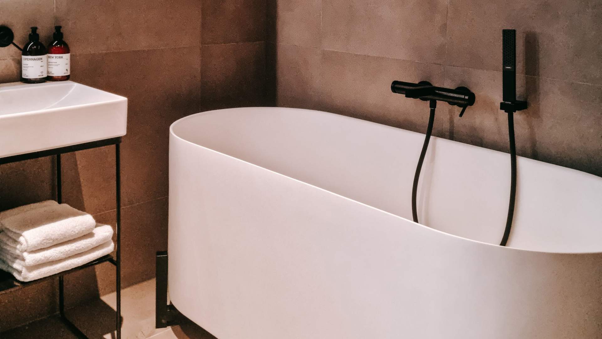 Nyt et deilig bad i suiten på Hotel Noreg.