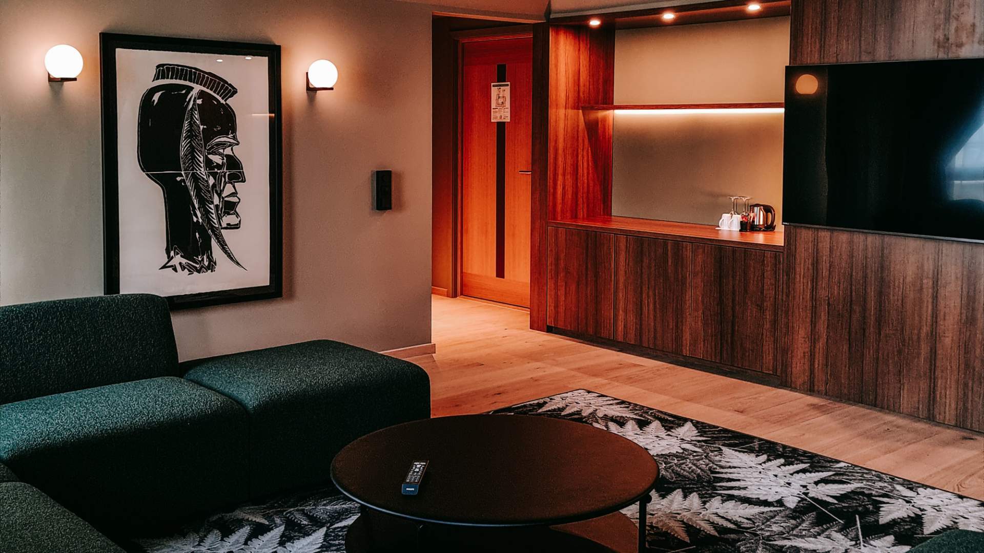 Legger stur på suiten hos Hotel Noreg.