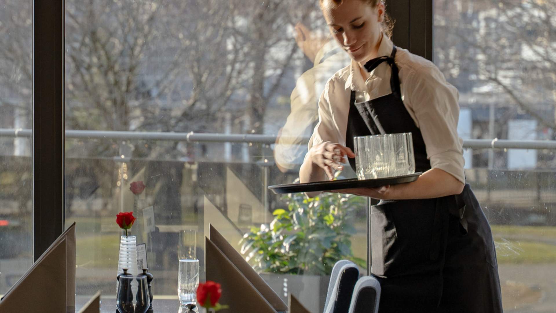 Bord vert gjort klare på Restaurant Varde.