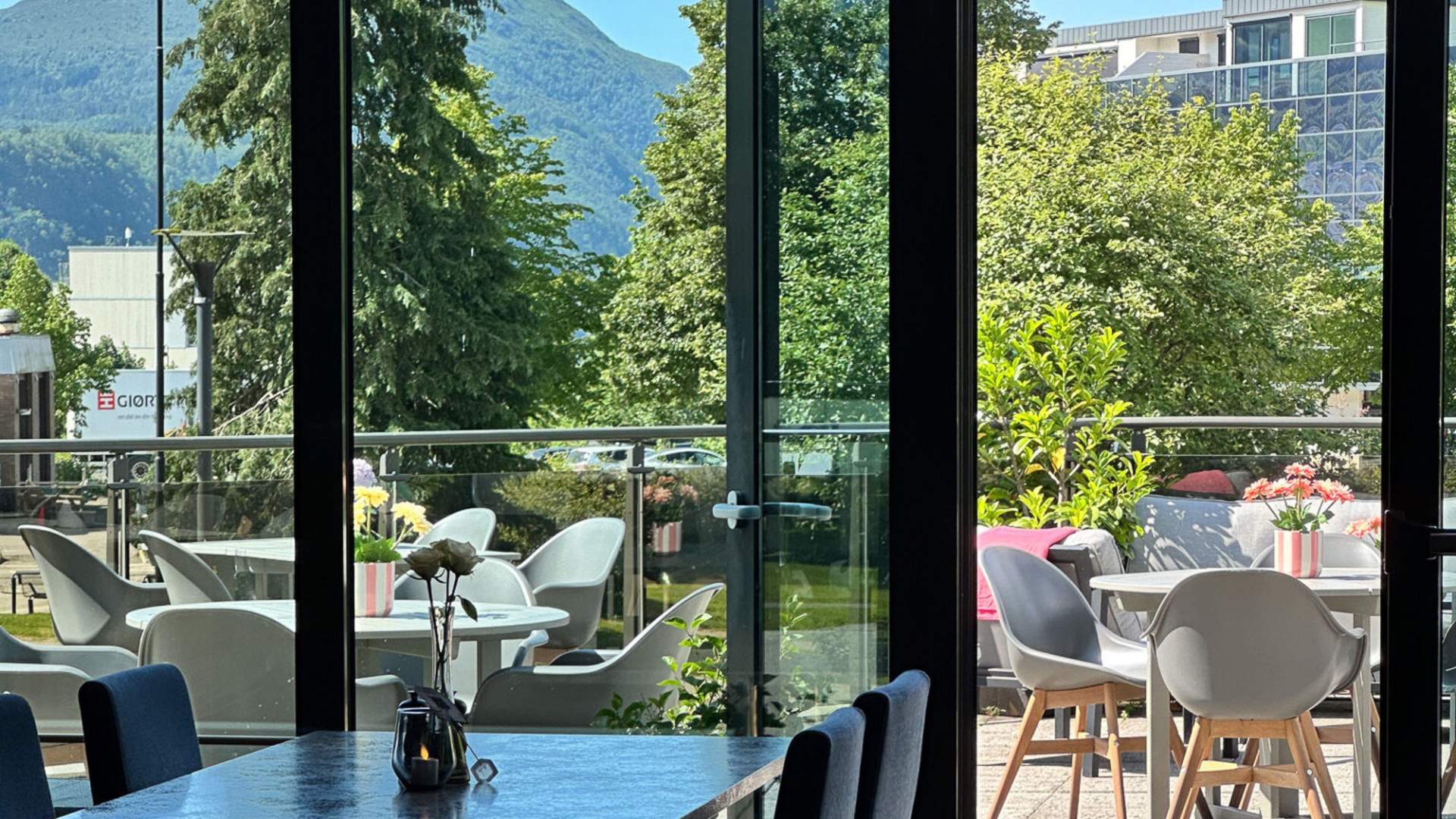 Uteservering med fjellutsikt på Restaurant Varde.