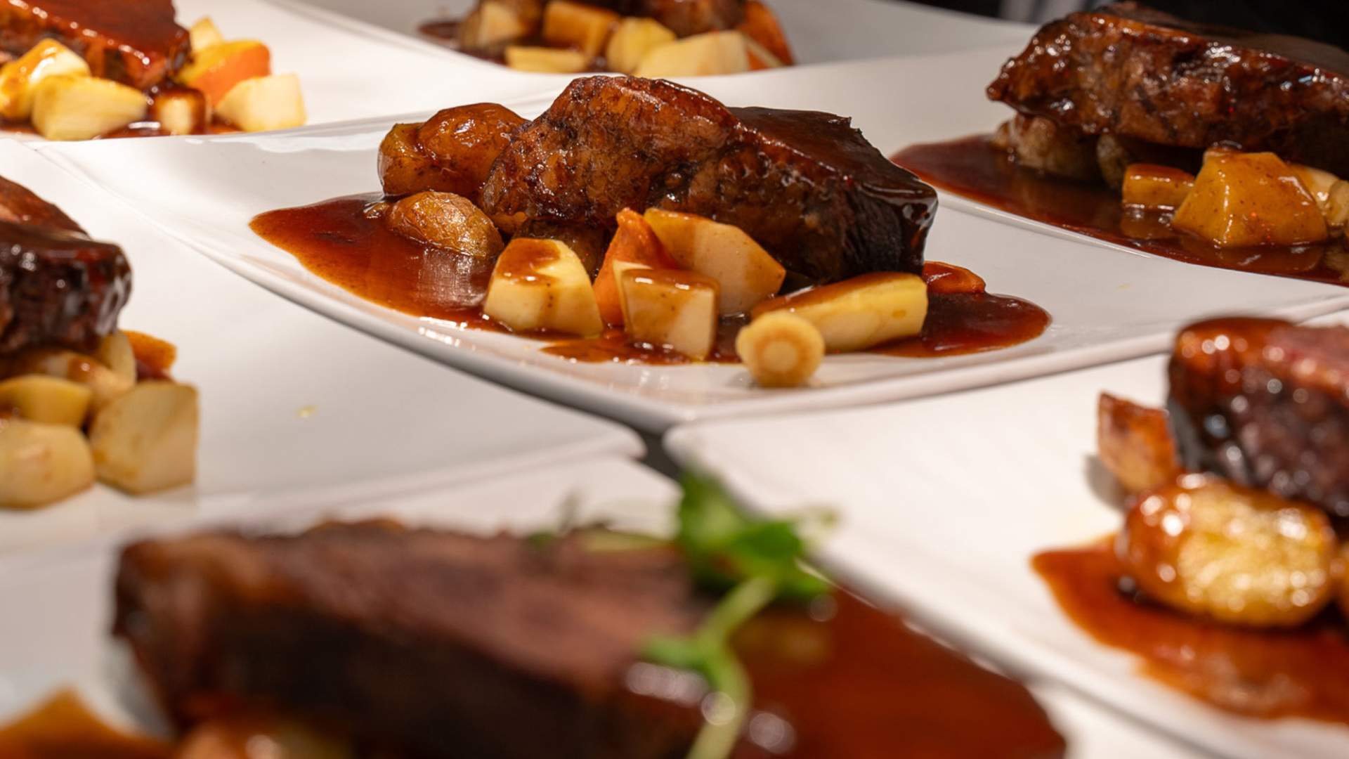 Fristande middagsrettar frå kjøkkenet på Varde.