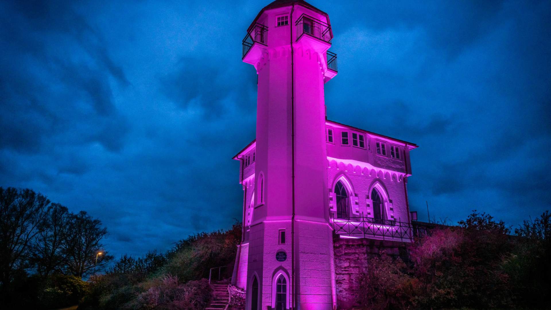 Vålandstårnet lit up for breast cancer awareness