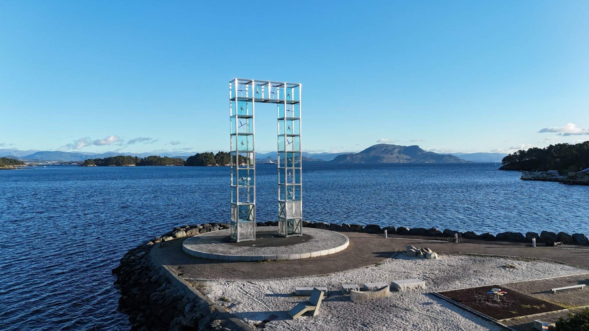 Monument i hamna på Leivik, Stord. Med utsikt til Kvinnheradsfjellene.