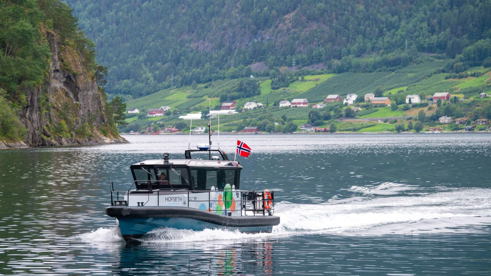 Båt ut til anlegget i Valldal