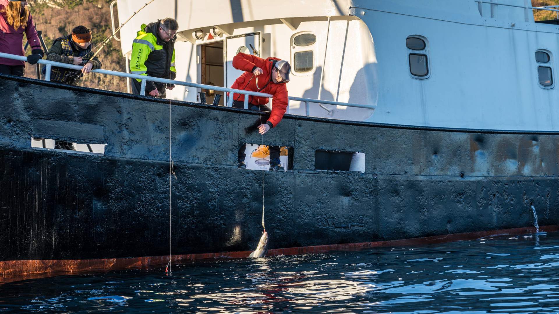 Folk prøver fiskelykken på båttur fra Ålesund.