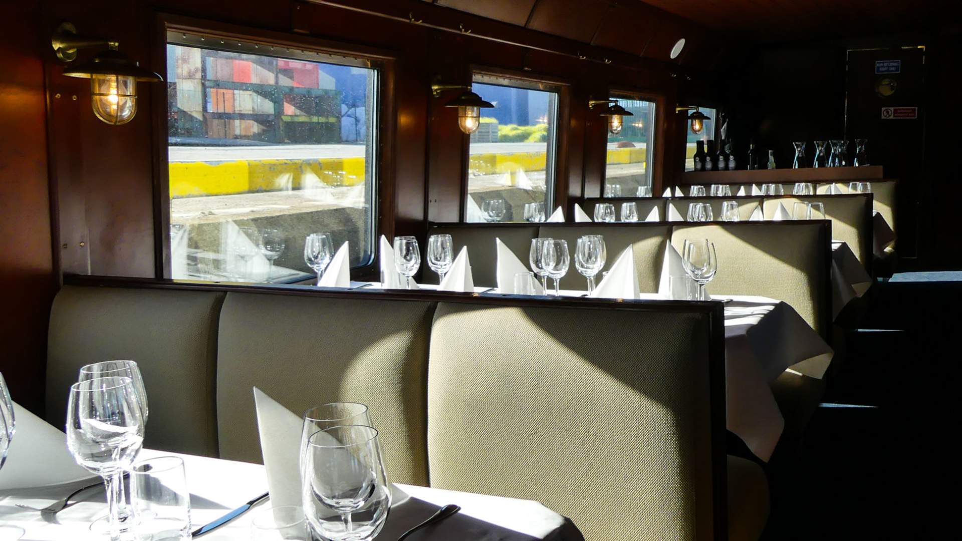 Dekket bord på MS Bruvik