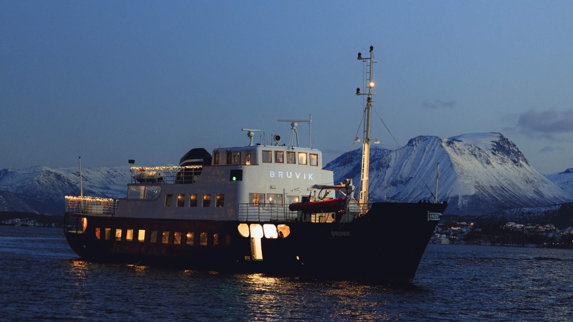 MS Bruvik på fjorden i blåtimen.