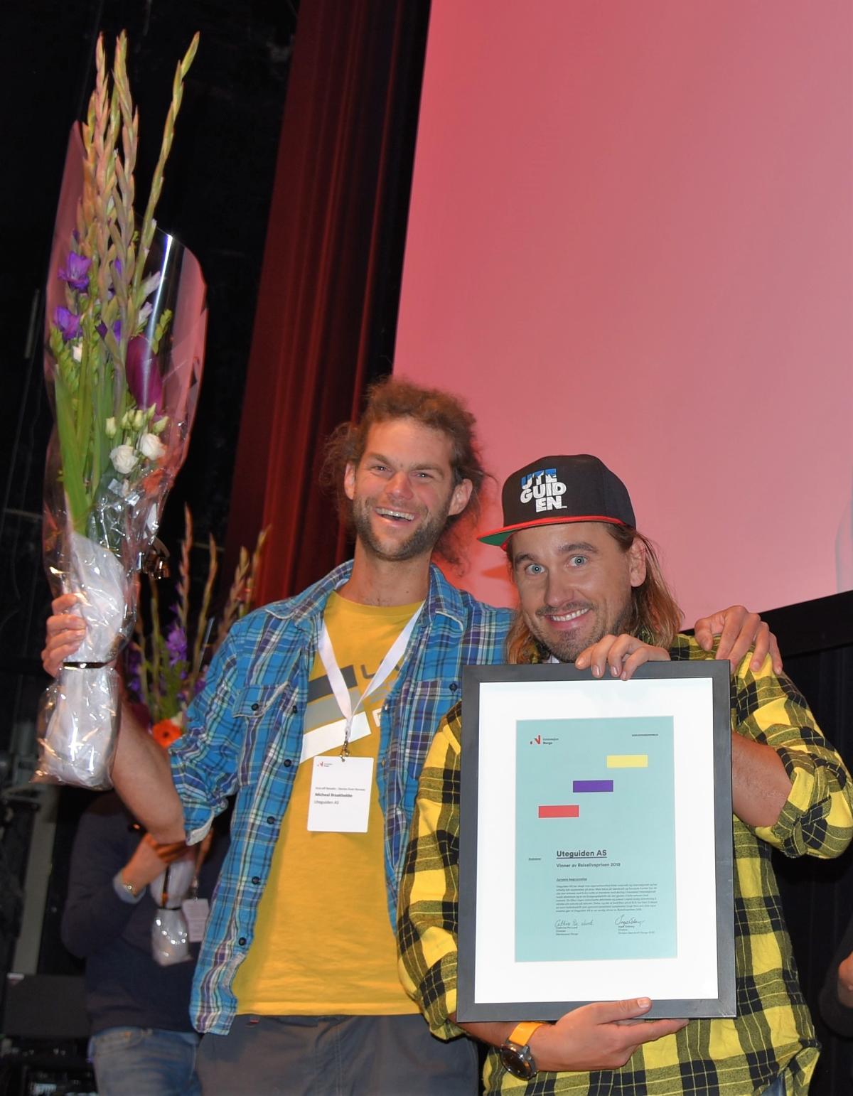 Uteguidens Michiel Braakhekke (guide) og Oscar Almgren (daglig leder) kunne jublende ta i mot Reiselivsprisen 2018.