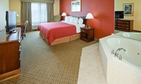 Country Inn and Suites Hotel Michigan City whirlpool suite