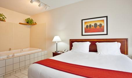 Holiday Inn Express Hotel Merrillville Jacuzzi suite