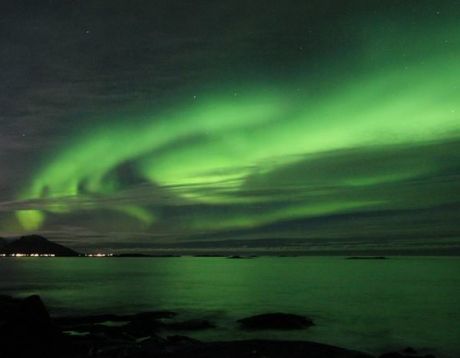 Aurora Boreal, ilhas Lofoten, Noruega. Luz Foto stock 1555680002
