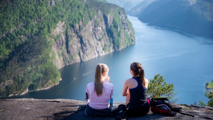 Kurze Oder Langere Wanderung Mit Fjordblick 8211 Nedstavatnet Oder Skavlabu Hiking Modalen Norway