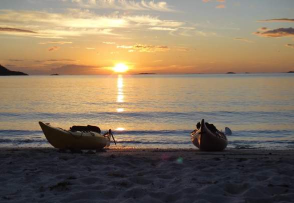 Midnight sun kayaking – Active Tromsø