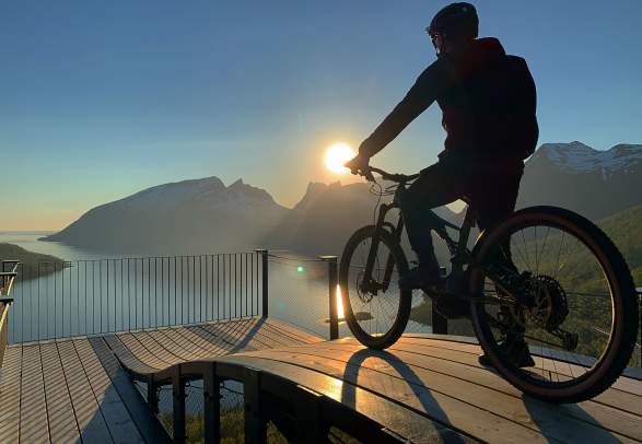 Tour de Senja by e-bike in the Midnight Sun