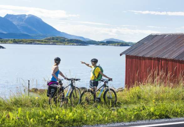 Biking at the coast of Helgeland | Discover Norway