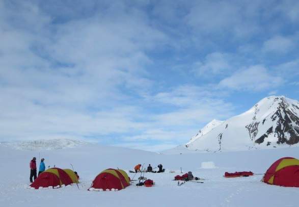 Arctic camp: Hike with a night outdoors - Svalbard Wildlife Expeditions