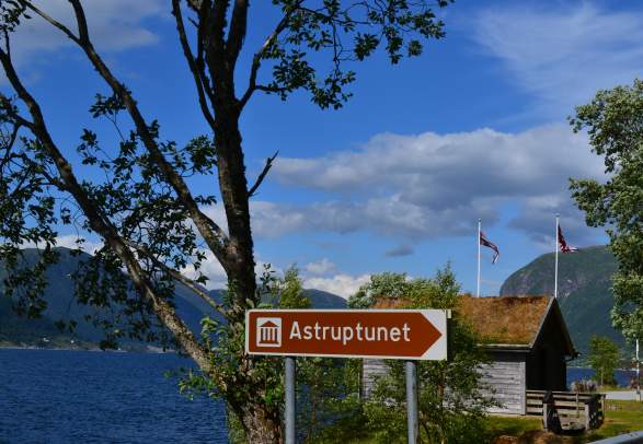 Bicycle route - Jølstraholmen - Astruptunet - Jølstraholmen