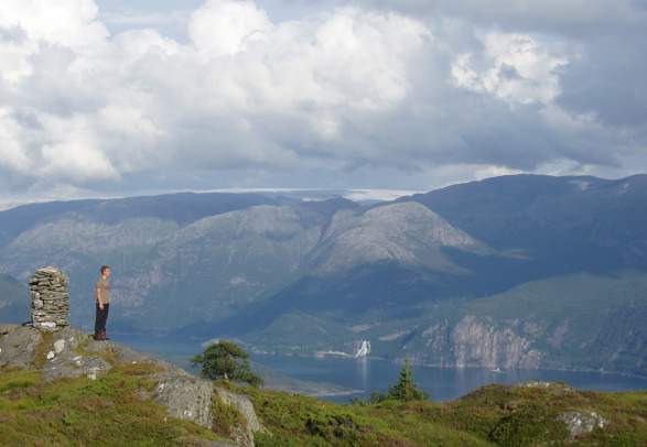Hike to Varden at Varaldsøy