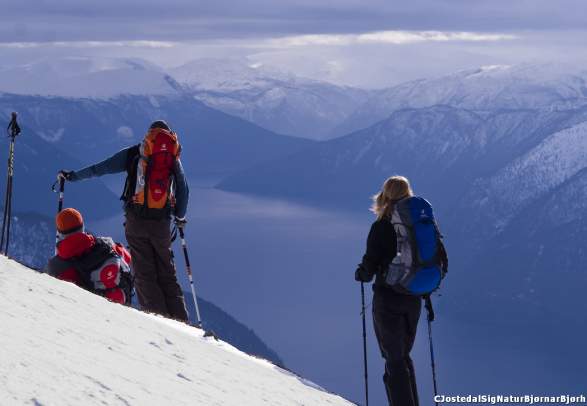 Snowshoe hike to Molden