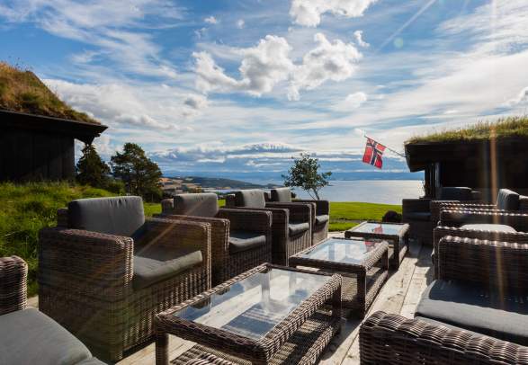 Øyna - lokal food with panoramic views