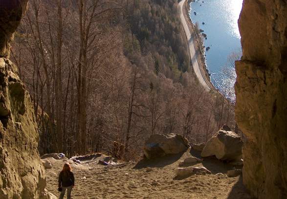 Tjovhola (the thief’s cave) - return trip 1 km.