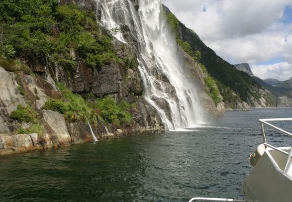 Hengjanefossen waterfall