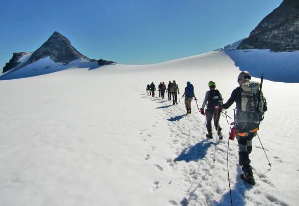 To the summit of Uranostinden with guide