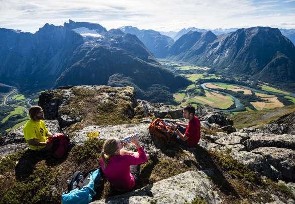 Romsdalseggen hike with guide