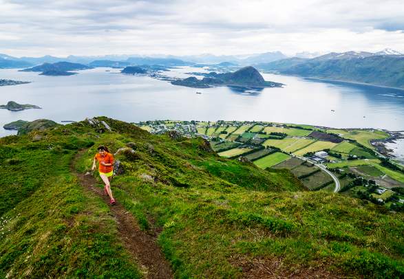 Hiking to Storhornet on Godøya