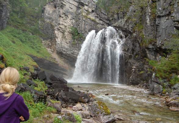Nauståfossen waterfall at Kårvatn