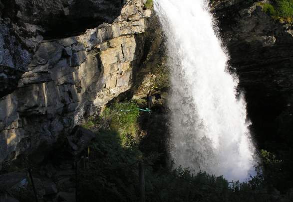 Guided hike to Storsæterfossen Waterfall & Flydal Gorge