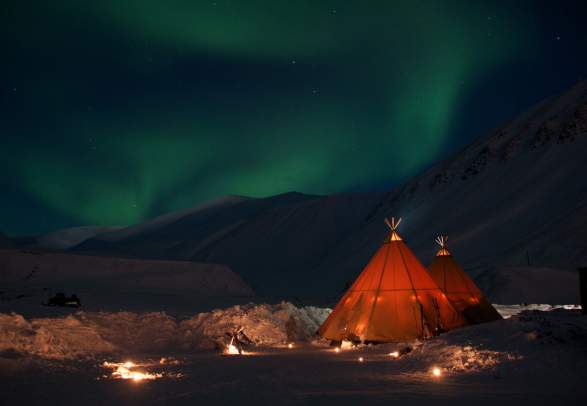 Snøscootersafari til Nordlyscamp - Svalbard Adventures