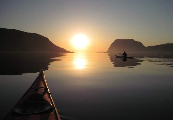 Guidet padling i midnattsol
